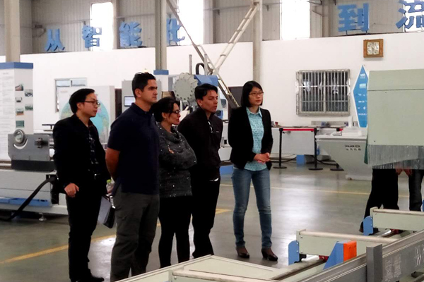 海外客戶參觀鋁門窗加工設(shè)備