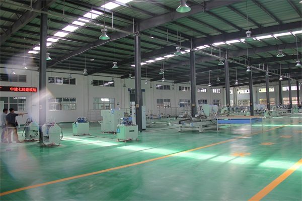 鋁合金門窗生產車間圖片派克機器