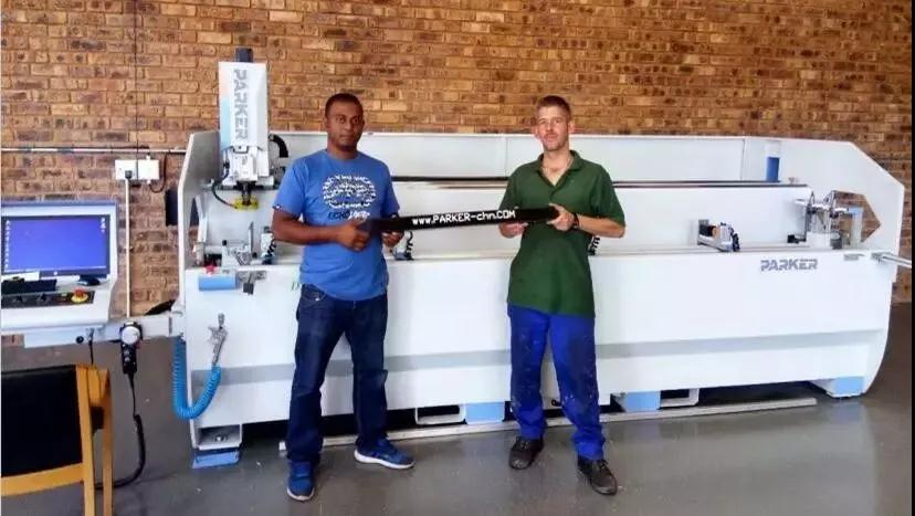 鋁門窗設(shè)備